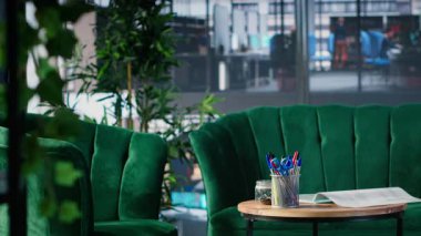 Toplantı hazırlıkları için sandalye, masa ve ofis malzemeleriyle düzenlenmiş yönetim kurulu ofisinde resmi çalışma ortamı. Boş minimalist şirket içi şirket kullanımına hazır.