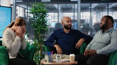 İş kadını toplantı sırasında acı veren bir migrenle boğuşuyor. Umutsuzluk ve gerginlik içinde midesi bulanıyor. Kadın CEO profesyonel patinaj yüzünden baş ağrısı çekiyor. Kamera B.