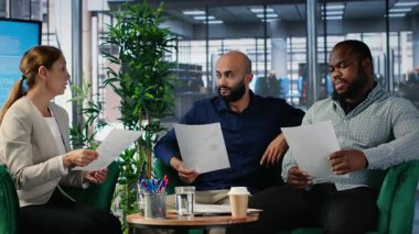 Çeşitli iş adamları, kariyer büyümesi için detay ve içgörüleri ayıklamak ve uzun vadeli başarı öyküsü için işbirliği yapmak için analiz araçları kullanıyor. Ofiste sağlam bir iş ahlakı var. Kamera B.