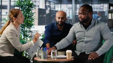 Çeşitli profesyoneller arasında, pazarlık anlaşmazlığı ve bağlılık sorunları içeren bir şirket ofisinde grup tartışması. Liderlik sıkıntısı ile iş görüşmesi. Kamera B.