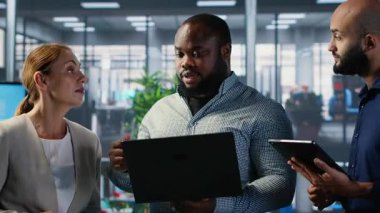 Yeni bir büyüme stratejisi, küresel kalkınmayı güvence altına alan hedef odaklı uzmanlar ve bir başarı hikayesi hakkında tartışan çok ırklı iş ortakları grubu. Ağ kurmak. Kamera B.