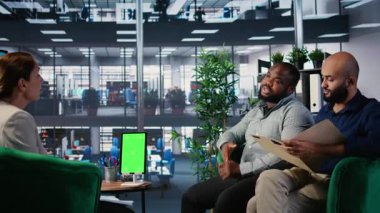 İş ortakları, bir şirket toplantısı sırasında tahmin yürütme ve strateji uygulamasına odaklanarak, modellemenin yanında hedefe yönelik bir tartışmaya giriştiler. İletişim ve müzakere. Kamera A.