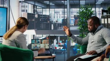 Profesyonel ekip, şirketin gelişimini ve karar verme mekanizmasını desteklemek, işyeri işbirliğini güçlendirmek ve büyüme için iş arkadaşlarıyla görüşmek için video çağrı teknolojisini kullanıyor. Kamera B.