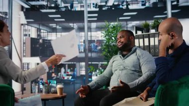 Uzmanlar arasındaki kurumsal bir toplantıda bağırma ve yanlış anlama ofis stratejisi ve kariyer geliştirme konusunda pazarlık yapmaya çalışan güçlü liderleri içeriyor. Anlaşmazlık. Kamera A.