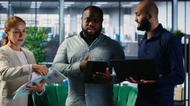 Toplantılara, küresel kalkınmaya katılan hedef odaklı zihniyete sahip çok kültürlü kurumsal profesyoneller. Liderlik yeteneği olan insanlar araştırma ve iş sezgilerini kullanır. Kamera B.