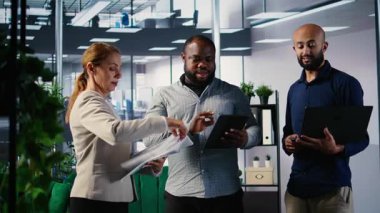 Finansal strateji ve planlamayı tartışan, liderlik becerilerini ve şirket performansını vurgulayan güçlü liderler. Yönetim kurulunda yatırım fırsatları sergiliyor. Kamera A.