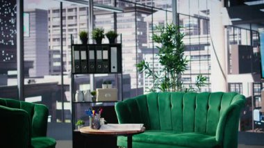 İş lobisinde, cam elementler ve üst düzey mobilyalarla dolu, ofis hayatı için düzenlenmiş ve toplantıları ve kurumsal kültürü destekleyecek şekilde yapılandırılmış parlak, modern bir yönetim kurulu odası var..