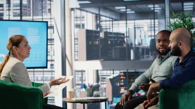 Kurumsal liderlik grubu bir iş toplantısında hedeflerini vizyon yoluyla sıralıyor, başarılı bir hikaye için verimli bir ortaklık yaratıyor. Toplantıda müzakere ve karar verme üzerinde duruldu. Kamera B.