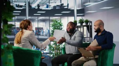 Şirket görüşmeleri sırasında hararetli bir tartışmada çok ırklı profesyoneller liderlik dinamikleri ve anlaşmazlıklara değindiler. Değişik kültürlerde rahatsız edici iş gelişimi. Kamera A.