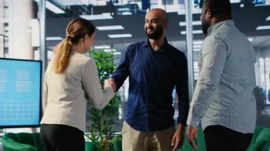 Bir müzakere toplantısında birbirlerini karşılayan çok kültürlü CEO 'lar grubu, uluslararası şirketleri arasında yeni ve başarılı bir ortaklığın son ayrıntılarını tartışıyor. Ağ kurmak. Kamera B.