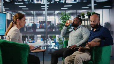 Profesyonel takım çalışması ve planlama sergileyen çok kültürlü liderler, liderlik becerilerine önem veren ofis hayatı. İş adamlarının odaklandığı konu sonuç odaklı gelişim. Kamera A.