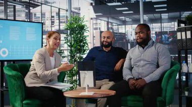 İş toplantısı için uzaktan iletişim araçları kullanan, strateji planlaması ve yatırım tartışmalarına odaklanan bir grup profesyonel. Çeşitli organizasyon ortamları. Kamera A.