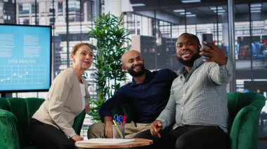 Güçlü insanlar anlaşmalarını medya platformlarında çekilen bir fotoğrafla kutluyor, toplantıyı bitiriyor ve işbirliği için sözlü bir anlaşmaya varıyorlar. Çeşitli liderler başarı öyküsünü garantiler. Kamera B.