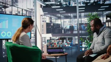 Ofis hayatı, yeni bir uluslararası ortaklık için iş stratejisi ve hedef odaklı planlama içeren bir video konferansında sanal takım çalışması yoluyla ele geçirildi. Kültürel çeşitlilik. Kamera A.