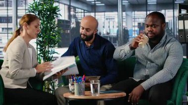 Afrikalı Amerikalı girişimci, yönetici toplantısı sırasında endişeli ve aşırı çalışılmış hissediyor. Hedef odaklı güçlü insanlar. Erkek CEO konferans odasında esniyor. Kamera B.