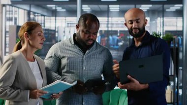 Çeşitli iş CEO 'ları, uluslararası firmalar arasında yeni bir ortaklık, performans ölçümleri ve karar vermeden önce içgörü konularını tartışmak üzere toplandılar. Hava durumu. Kamera B.