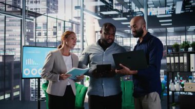 Çeşitli iş CEO 'ları, uluslararası firmalar arasında yeni bir ortaklık, performans ölçümleri ve karar vermeden önce içgörü konularını tartışmak üzere toplandılar. Hava durumu. Kamera A.