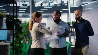 Öngörü ve müzakere üzerine yoğunlaşarak karar verme ve kurumsal liderlik faaliyetlerinde bulunan çeşitli ortaklar. Çok kültürlü iş geliştirme. Kamera A.