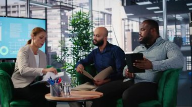 Çok ırklı liderler, mali tahminde bulunmak ve yeni işbirliği için bir iş stratejisi oluşturmak için ofiste toplandılar. Güçlü insanlar hedefe yönelik fırsatlar sağlar. Kamera A.