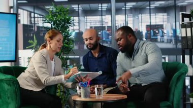 Çeşitli iş adamları, yatırım ve küresel kurumsal başarıyı yönlendirmek için öngörü ve araştırma analizlerini birleştirerek müzakere ve liderlik tartışmalarına giriştiler. Kamera B.