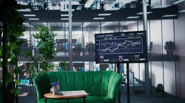 Toplantı hazırlıkları için sandalye, masa ve ofis malzemeleriyle düzenlenmiş yönetim kurulu ofisinde resmi çalışma ortamı. Boş minimalist şirket içi şirket kullanımına hazır.