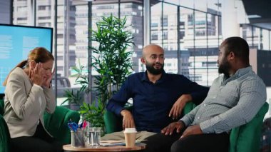 Kadın CEO ortaklarla bir konferansta baş ağrısıyla boğuşuyor, kurumsal kültür büyümesi için yeni bir anlaşma sağlamaya çalışıyor. Hedef odaklı iş kadını lideri. Kamera B.