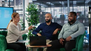 Bir toplantı sırasında online bir web konferansına katılan iş adamları, performans ölçümlerini ve görüşlerini gözden geçiriyorlar. Küresel kalkınma ve başarı öyküsünü güvence altına alan uzmanlar. Kamera B.