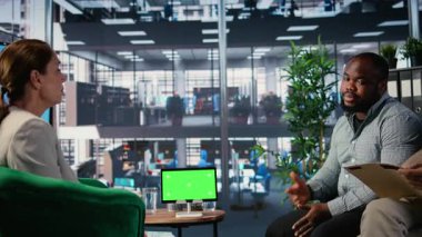 Çeşitli iş ortakları, uluslararası kalkınma için verimli bir ortaklık sağlayarak münferit gösterinin yanında brifing için bir araya geldiler. Lider grup bir başarı hikayesi için pazarlık yapıyor. Kamera A.