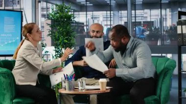 Toplantı sırasında yaşanan anlaşmazlıkta kızgın olan çeşitli iş adamları, hayal kırıklığını ve kurumsal liderlik sorunlarını vurguladılar. Gösteriler, ofiste cinsiyet eşitliği ve karar verme mekanizması. Kamera B.