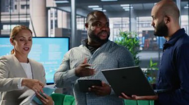 Yeni bir ortaklık için düzenlenen brifinge katılan güvenilir iş uzmanları, küresel kalkınma ve başarı öyküsünü desteklemek için içgörü ve performans ölçümlerini birleştiriyorlar. Kamera B.