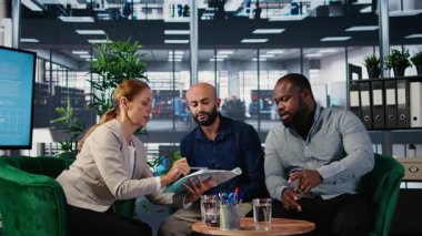 Çeşitli iş adamları, yatırım ve küresel kurumsal başarıyı yönlendirmek için öngörü ve araştırma analizlerini birleştirerek müzakere ve liderlik tartışmalarına giriştiler. Kamera A.