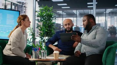 İş geliştirme ve ortaklık fırsatlarını desteklemek için araştırma ve liderlik becerilerini kullanan çeşitli uzmanların yer aldığı ofis toplantısı. Kamera B.
