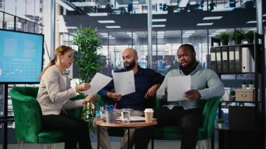 Çeşitli iş adamları, kariyer büyümesi için detay ve içgörüleri ayıklamak ve uzun vadeli başarı öyküsü için işbirliği yapmak için analiz araçları kullanıyor. Ofiste sağlam bir iş ahlakı var. Kamera A.