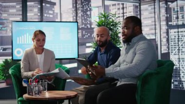 Profesyonel bir brifingde güçlü kişiler müzakere, performans ölçümleri ve fırsatlara odaklı yatırım planlaması yapıyorlar. Şirket geliştirme. Kamera A.