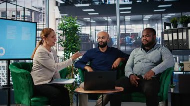 Çeşitli iş adamları, bir ortaklık ve profesyonel kalkınmayı desteklemek için çevrimiçi iletişim ve teknolojiyi kullanarak küresel bir video görüşmesine katıldı. Kamera A.