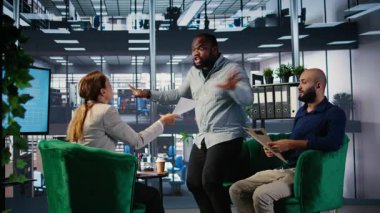 Yatırım kararları, cinsiyet eşitliği endişeleri ve karar vermedeki profesyonel zorlukları yansıtan işletme liderlerinin yer aldığı bir kurumsal ofiste tartışma. Kamera A.