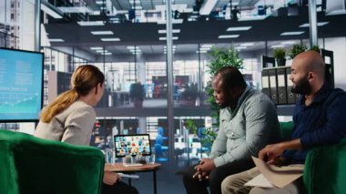 Çeşitli iş ortakları arasında takım çalışmasını içeren kurumsal video çağrısı, karar verme ve işbirliği için online internet iletişimini kullanıyor. Büyümek için stratejik planlama. Kamera A.