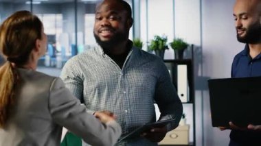 İş adamları el sıkışıyor ve toplantıdan sonra anlaşmaya varıyor, tokalaşıyor ve rızalarını veriyorlar. CEO 'lar küresel büyüme için ittifak kuruyor. Kamera B.