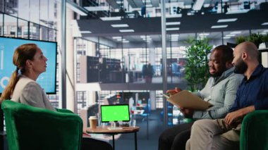 İzole edilmiş cihaz ekranının yanında KPI analizi yapan iş ortakları, kendinden emin liderler arasında stratejik planlama oturumu. Güçlü insanlar bir başarı hikayesi için fırsatlara odaklanır. Kamera A.