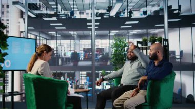 CEO ve yürütme ekibi ayrıntıları ve öngörü fırsatlarını analiz ederek şirketler arasındaki profesyonel ağ ve küresel pazarın desteklediği stratejik bir vizyon oluşturuyorlar. Kamera A.