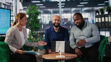 Çeşitli katılımcılarla birlikte kurumsal web video konferansı hedef odaklı iş büyümesi, uzaktan danışmanlık ve çevrimiçi iletişim araçları aracılığıyla fonksiyonel takım etkileşimi üzerine odaklanmıştır. Kamera A.