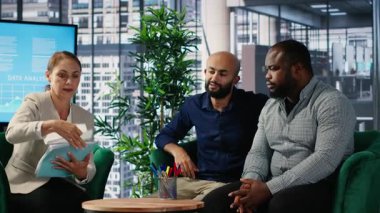 Toplantı sırasında ortaklık sözleşmesini imzalayan iş ortakları, şartları ve şartları kabul ediyor ve yetkisini ona veriyorlar. Afro-Amerikan CEO 'su imzasıyla onay verdi. Kamera B.