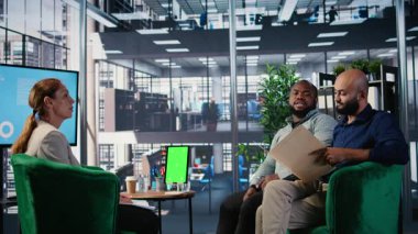 Çeşitli yönetim grupları kroma anahtarının yanında stratejik düşüncelere sahiptir, verileri analiz ederek şirketin kararlarına araştırmalarla rehberlik ederler. Performans ölçümleri ve çok kültürlü bakış açıları gözden geçiriliyor. Kamera A.