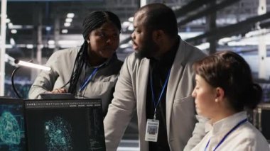 Veri merkezindeki mühendislik ekibi bakım sırasında yapay zeka otomasyonunu kullanıyor. Sunucu merkezi çalışanları beyin fırtınası yapıyor, donanım platformlarındaki derin öğrenme modellerini yapılandırıyor, kamera A