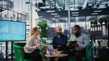 Çok kültürlü iş adamları uzmanlıklarını paylaşıyor ve kurumsal bir ortamda işbirliği ve ortaklık yoluyla bir strateji geliştiriyorlar. CEO 'lar ofis ortamında ağ kuruyor. Kamera A.