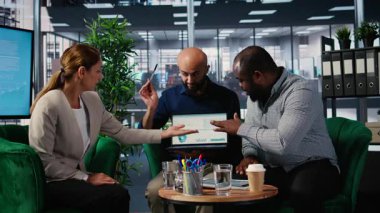 Yeni bir ortaklık stratejisi üzerinden çalışan kararlı liderlerle iş toplantısı, şirket liderliği ve yatırım girişimlerini güçlendirmek için görüş ve analizleri gözden geçirme. Kamera A.