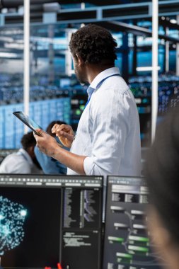 Veri merkezi yönetimi, otomatik tekrarlanan görevleri denetlemek için yapay zeka görselleştirme teknolojisini tablet üzerinde kullanır. Veri analizi grafiklerine dayalı sunucu çiftliği bilişim uzmanları altyapı donanımı sistemlerini modifiye ediyor