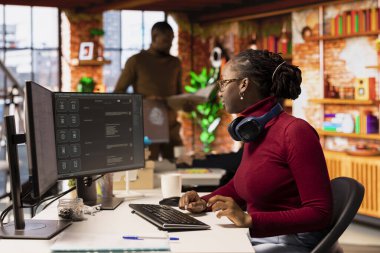 Yazılım geliştiricisi AI LLM sohbet robotu ile görevleri çözerken öngörü teknolojisi kullanılıyor. Üretici büyük dil modeli uygulaması ile etkileşim kurmak için bilgisayarı kullanan yeni bir çalışan