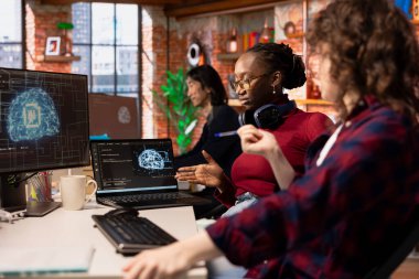 Ekip çalışması teknisyenleri yapay zeka endüstrisinde hızlı teknolojik gelişmeler için işbirliği yapıyorlar. Silikon Vadisi 'ndeki meslektaşları, rekabetçi bir avantaj elde etmek için çalışma alanındaki derin öğrenme teknolojisini kullanıyorlar.