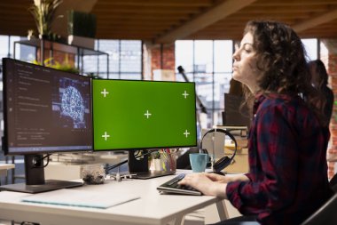 Yazılım geliştiricisi, yapay zeka sinirsel ağlarının bakımını yapmak için yeşil ekran bilgisayar kullanıyor. Krom anahtar PC üzerinde yapay zeka öğrenme sistemleri kullanan teknoloji başlangıç ofisi uzmanı